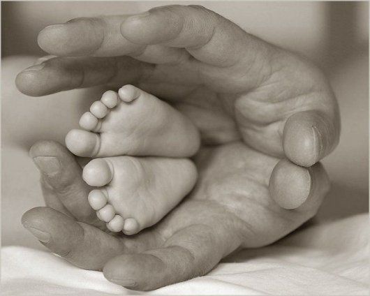 pieds de bebé dans des mains
